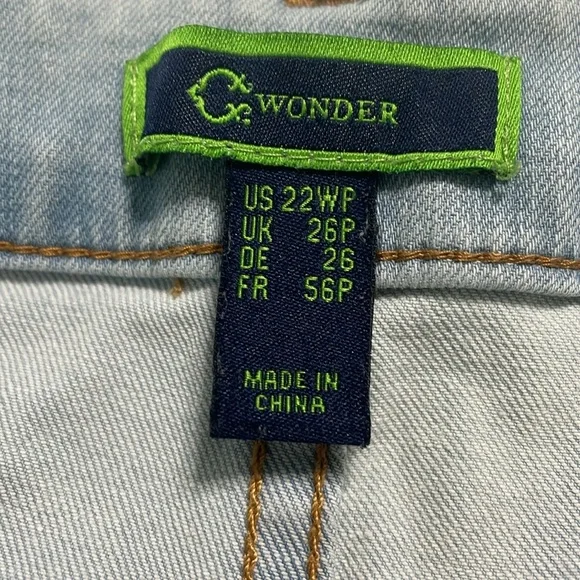 C Wonder jeans crop/capri size 22W light wash 5 pocket style button/zip closure - Picture 6 of 13